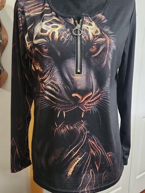 Black Long-Sleeve Tiger Graphic Zip-Front Blouse